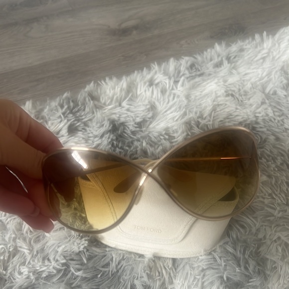 Like new Tom Ford sunglasses with case and dusting cloth. - Picture 5 of 5